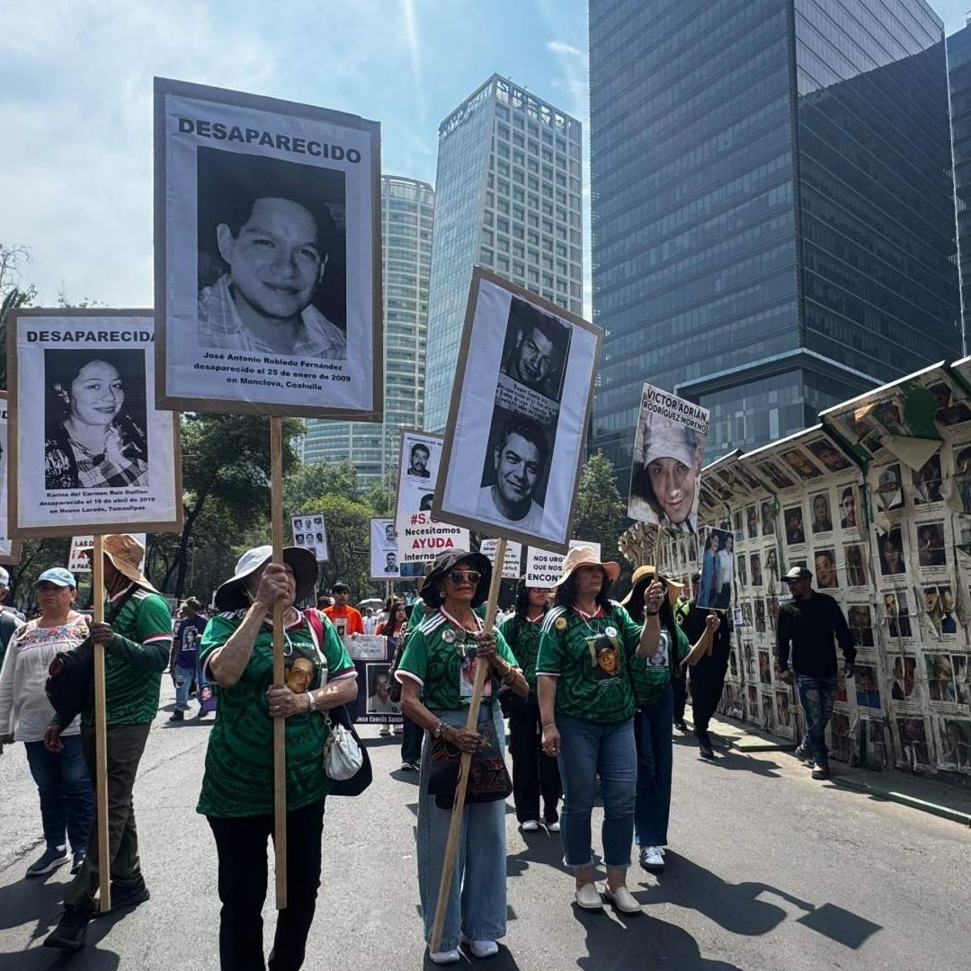 Madres de personas desaparecidas protestan por Avenida Reforma rumbo al Ángel de la Independencia