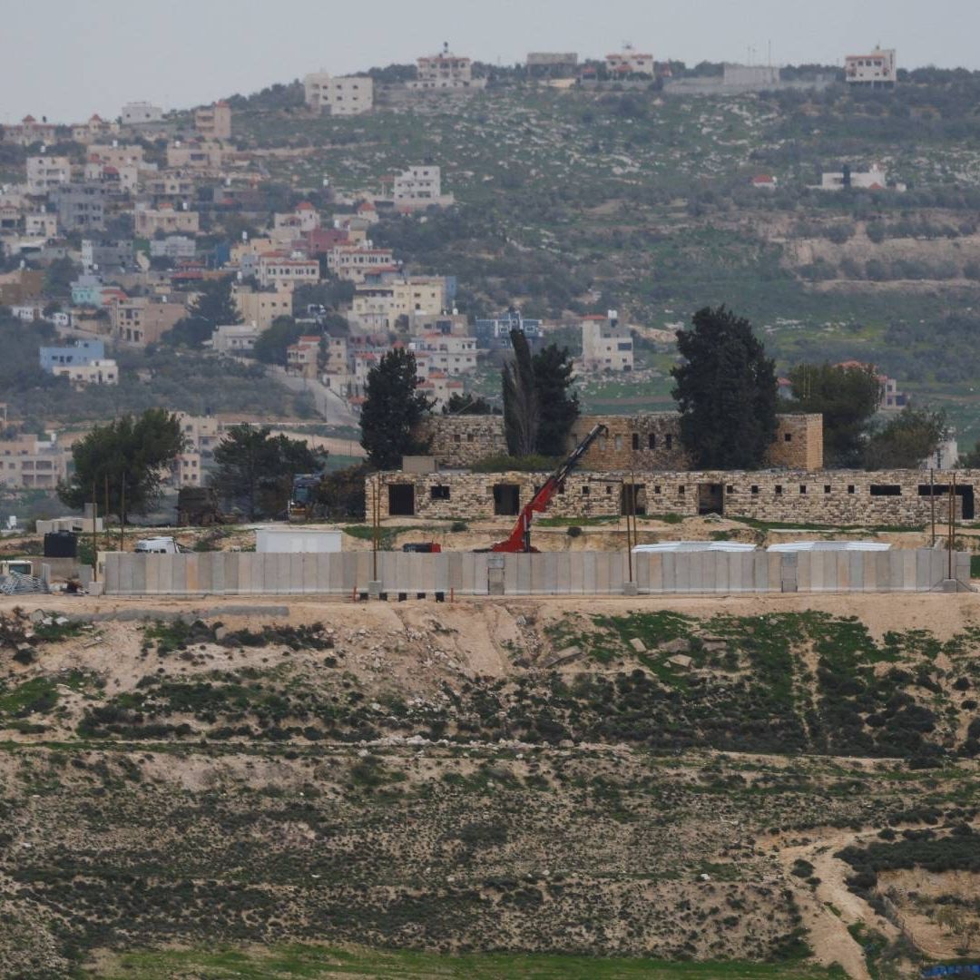 Colonos Israelíes Profanan Panteón y Obligan a Familia Palestina a Desenterrar Cuerpo de Su Hijo