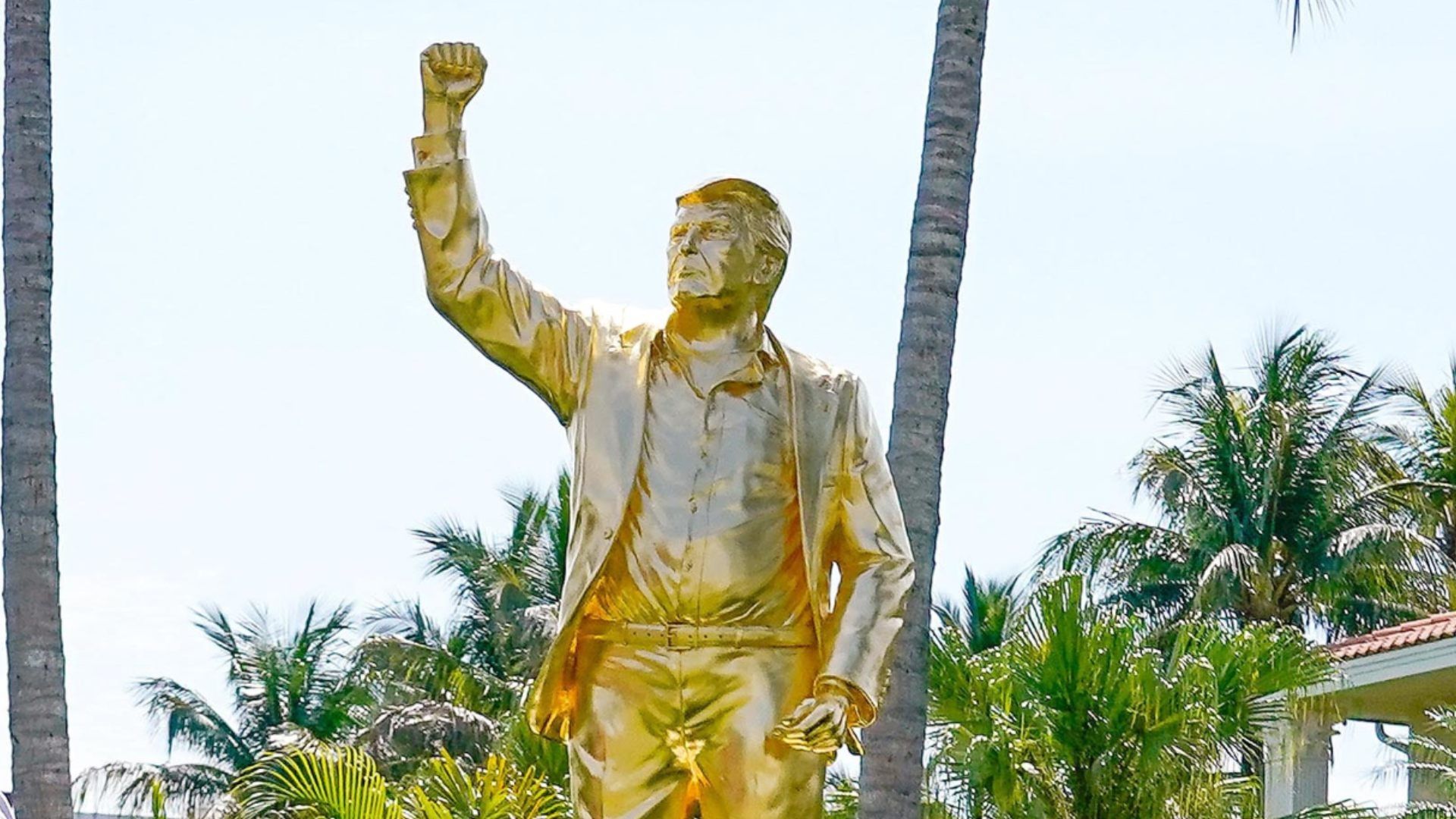Así es la Estatua Dorada de Trump de 4.5 Metros de Alto, Inaugurada en su Club de Golf