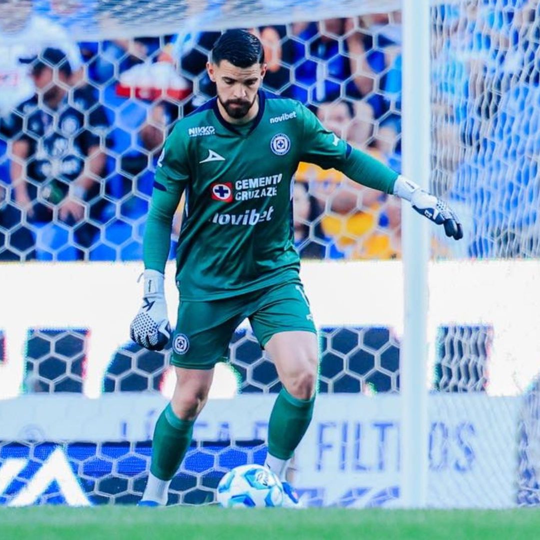 Andrés Gudiño fue titular con el Cruz Azul mientras el arquero colombiano Kevin Mier estuvo lesionado. Foto X: @CruzAzul