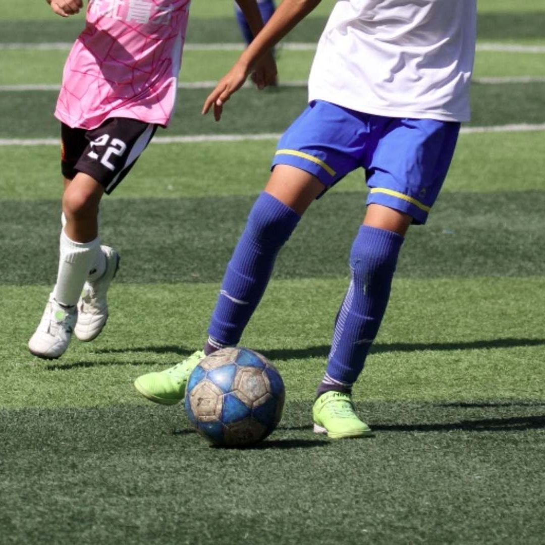 Niños jugando futbol