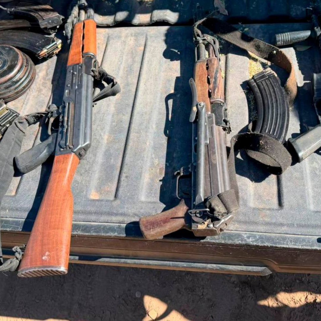 Armas decomisadas durante operativo en Sinaloa. Foto: X @OHarfuch