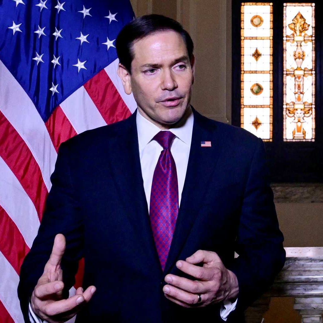Marco Rubio habla con la prensa en la embajada estadounidense en Roma, el 8 de mayo de 2026. Foto: Reuters