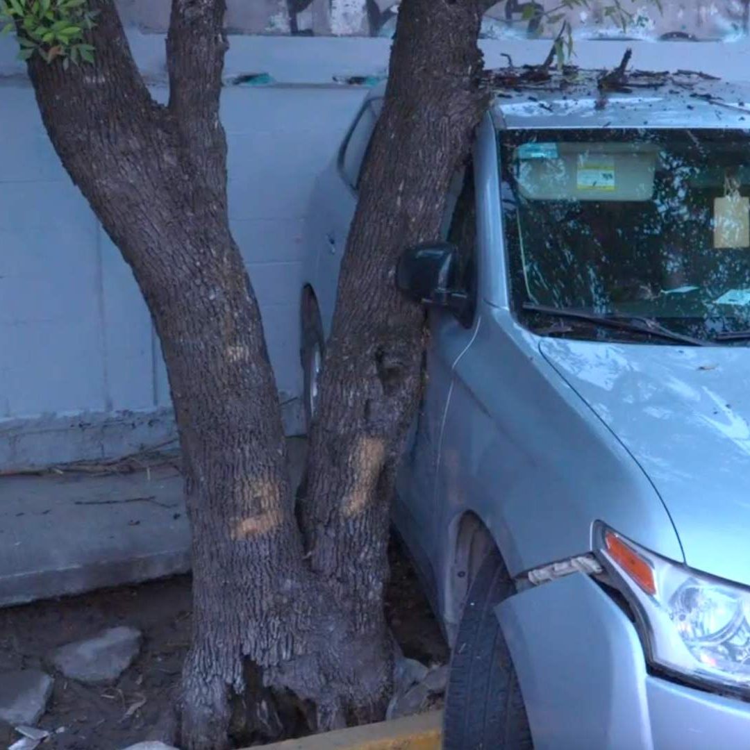 Carro siniestrado por lluvia