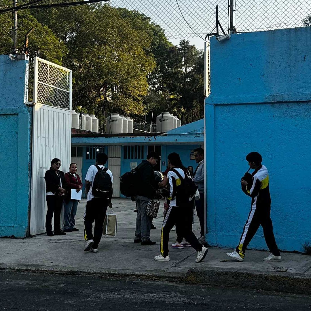 Alumnos ingresan a secundaria en Miguel Hidalgo, CDMX. Foto: N+