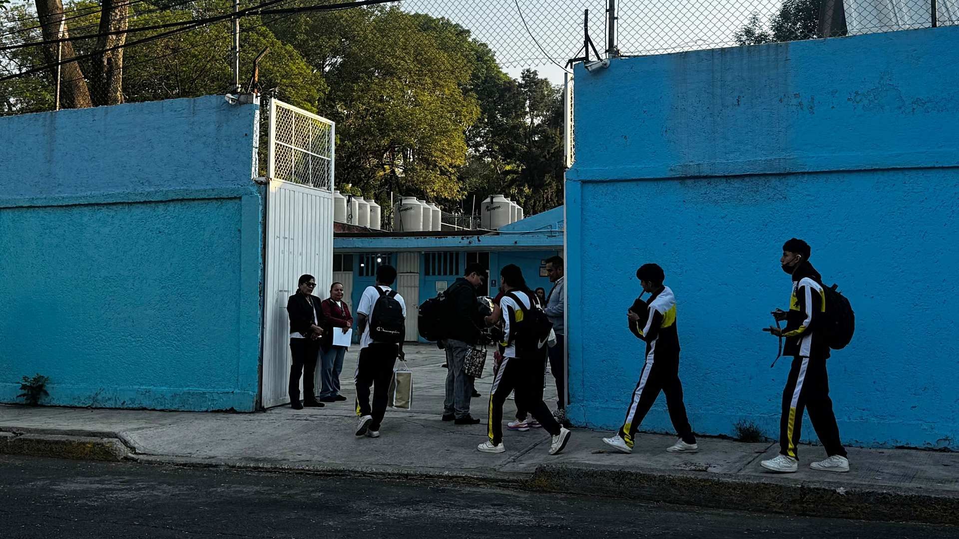 Alumnos ingresan a secundaria en Miguel Hidalgo, CDMX. Foto: N+