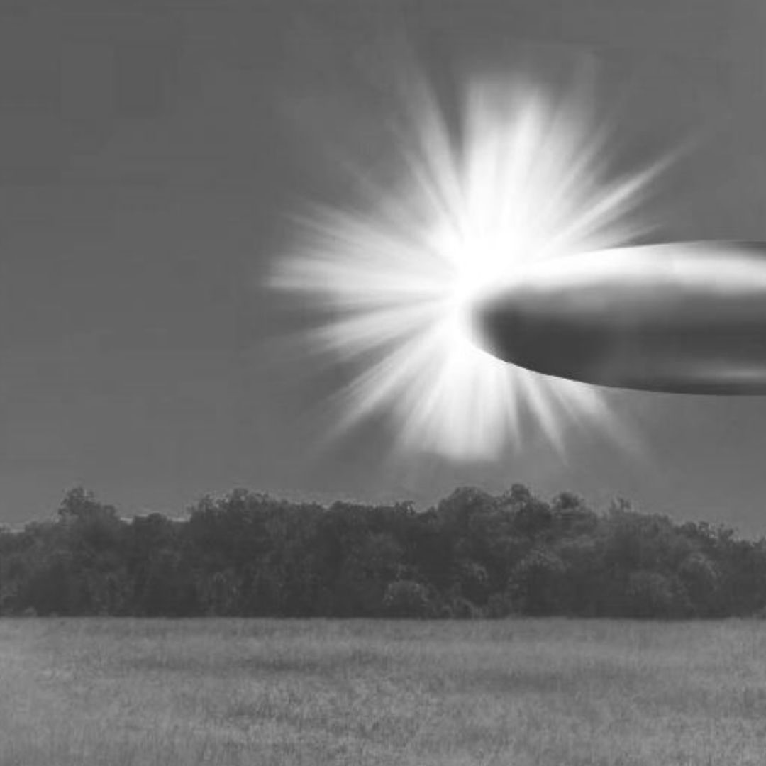Superposición gráfica generada por el Laboratorio del FBI que muestra un objeto metálico a raíz de una luz brillante, en septiembre de 2023. Foto: Departamento de Guerra