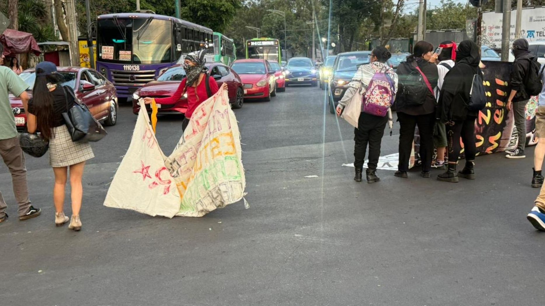 Alumnos de la UNAM Bloquean Insurgentes Sur y Eje 10, CDMX; Exigen Seguridad en Planteles Edomex