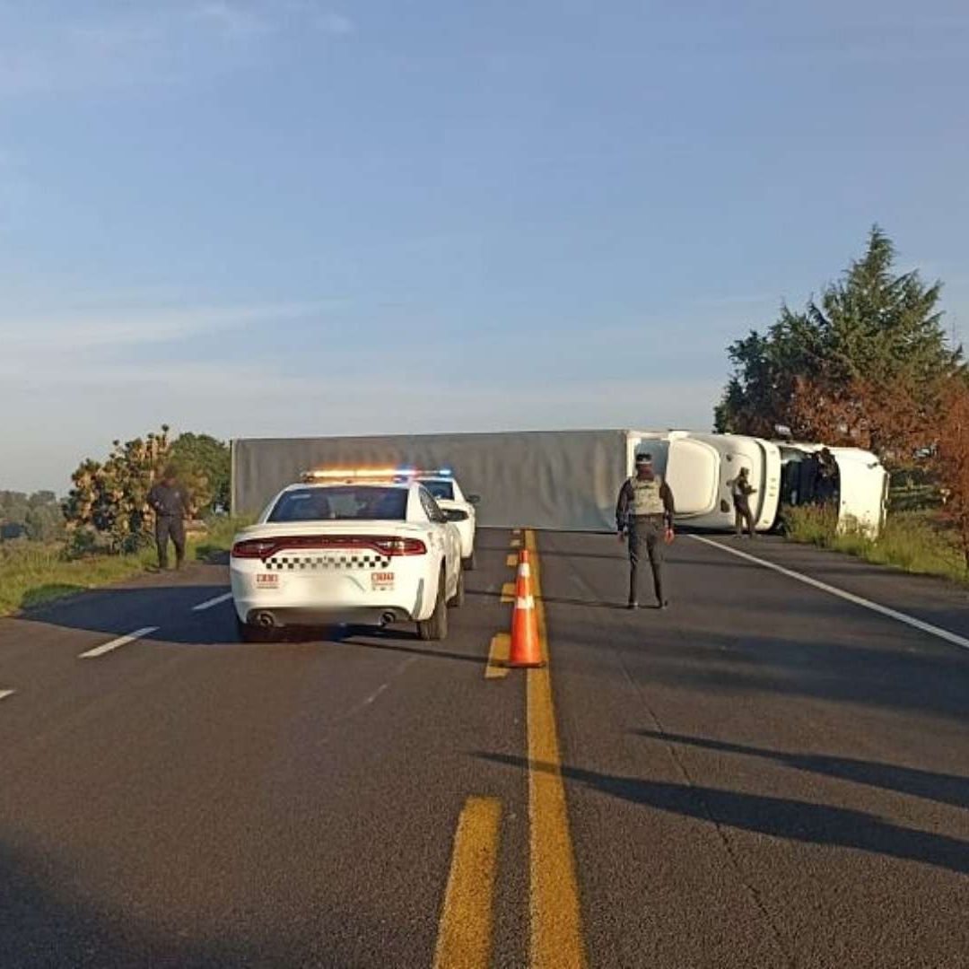 Accidente en la carretera Los Reyes-Zacatepec, Tlaxcala, el 7 de mayo de 2026. Foto: X @GN_Carreteras
