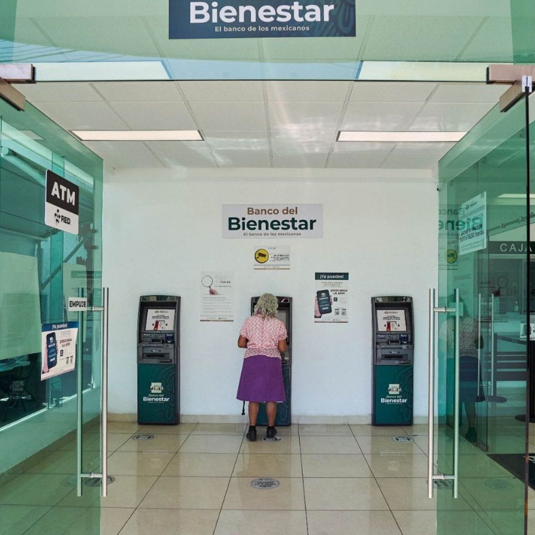 Persona en el Banco del Bienestar. Hoy Inician Pagos de Sembrando Vida