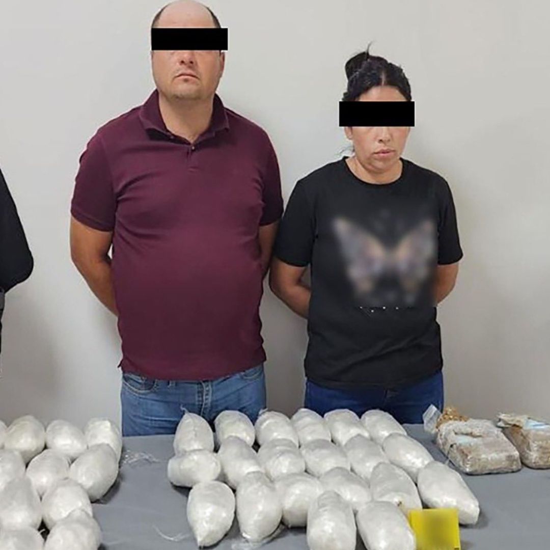 Detienen a Pareja con 25 Mil Pastillas de Fentanilo y 20 Kilos de Metanfetamina Ocultos en Auto