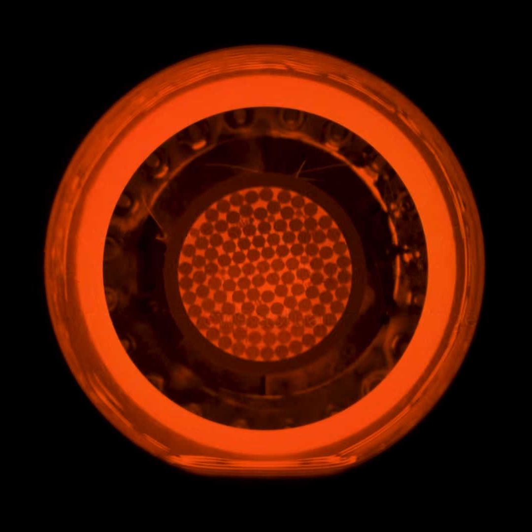 Motor de iones de la NASA durante su encendido