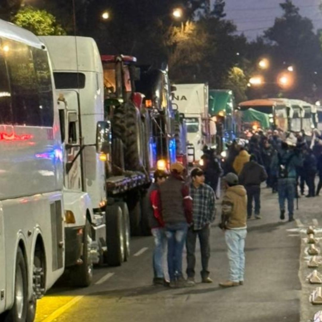 Policías de CDMX Cierran Paso a Campesinos y Transportistas en Paseo de la Reforma.
