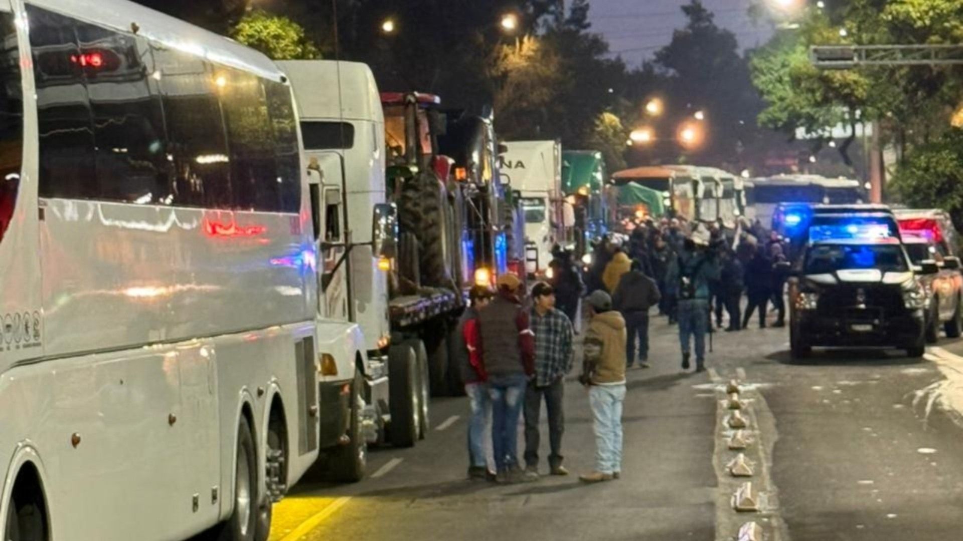 Policías de CDMX Cierran Paso a Campesinos y Transportistas en Paseo de la Reforma.