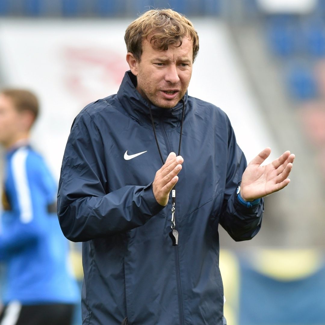 Vetan de por Vida a Entrenador de Futbol por Grabar a Jugadoras en el Vestidor.