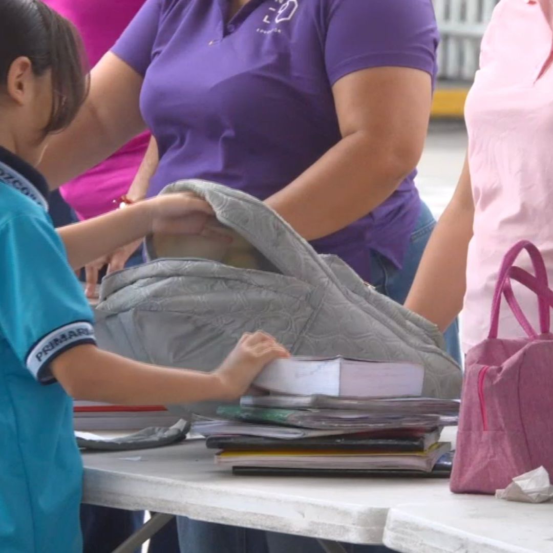Revisan mochila a estudiante de escuela primaria