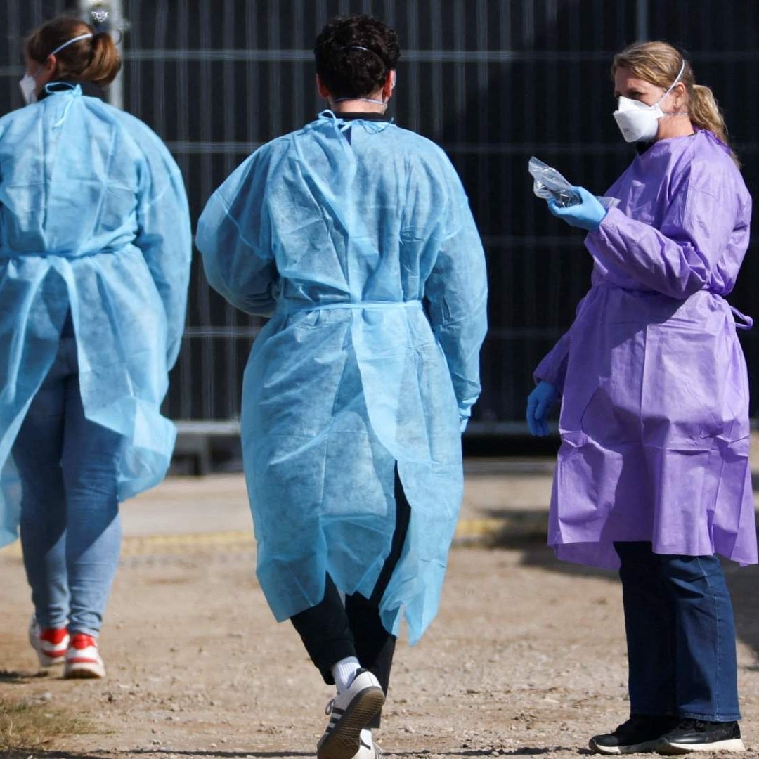 Personal médico trabaja en el exterior del crucero MV Hondius, afectado por un brote de hantavirus. Foto: Reuters