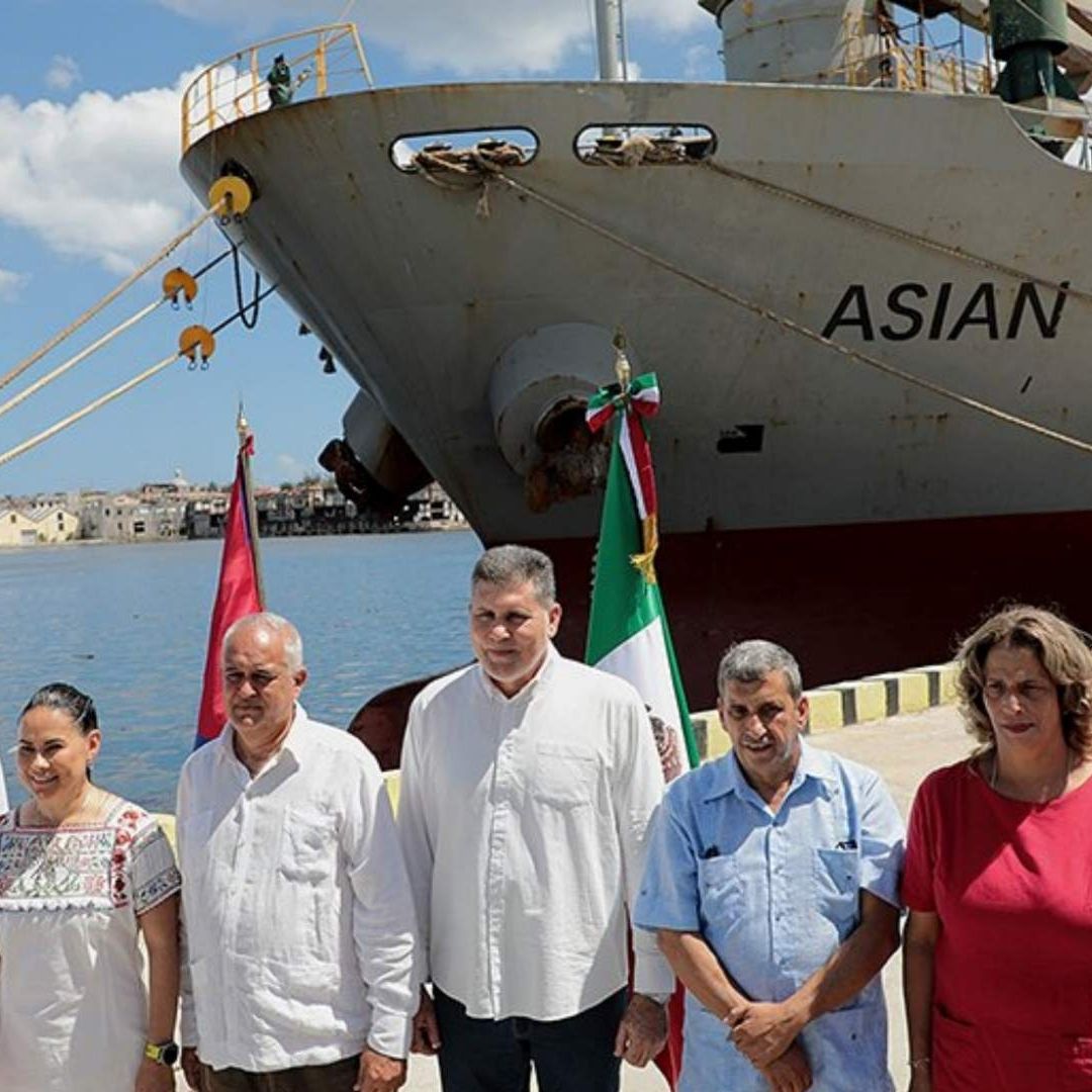 Arribo de buque con ayuda humanitaria a Cuba. Foto: @DiazCanelB