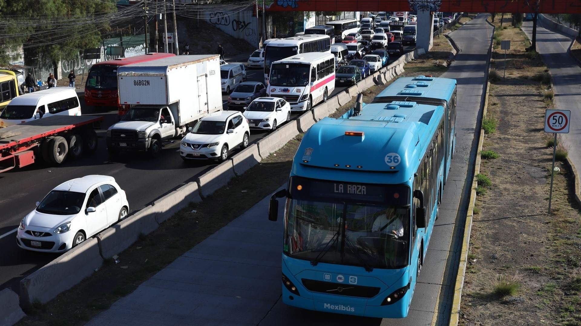 Bloqueo de transportistas en la Autopista México-Pachuca. Foto: Cuartoscuro | Archivo