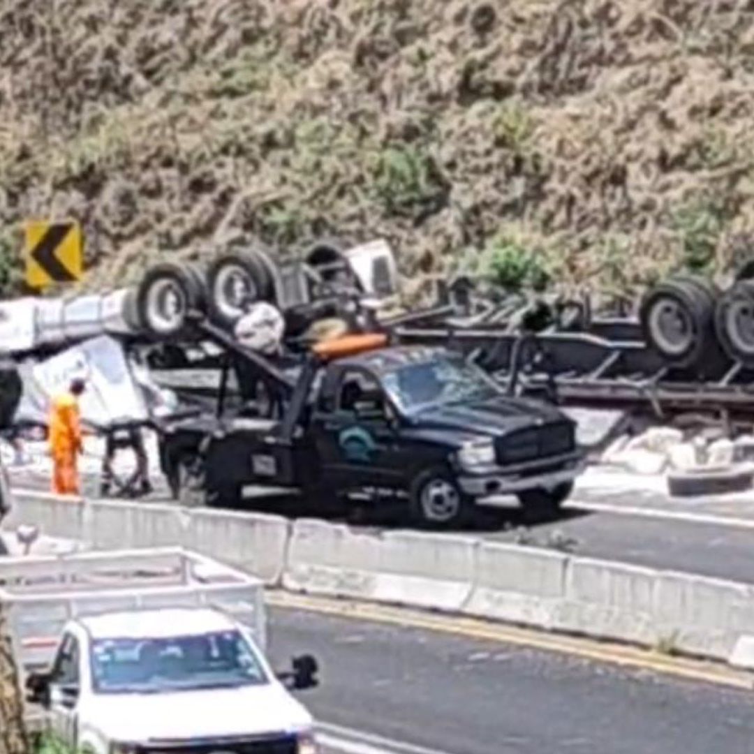 Accidente Volcadura Tráiler Cemento en Curva Autopista Puebla Atlixco Vía Atlixcáyotl