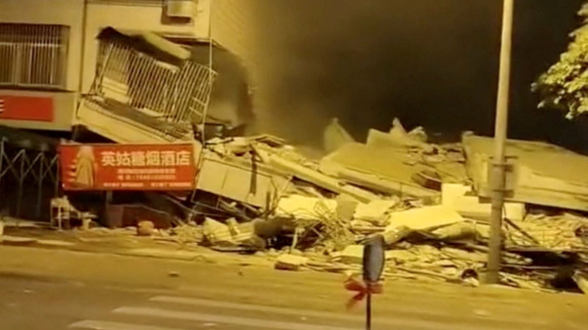 El terremoto de hoy en China causó varios derrumbes. Foto: Reuters