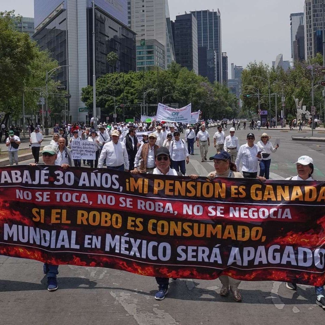 Marcha de jubilados de Pemex y CFE, en Ciudad de México. Foto: Cuartoscuro | Archivo