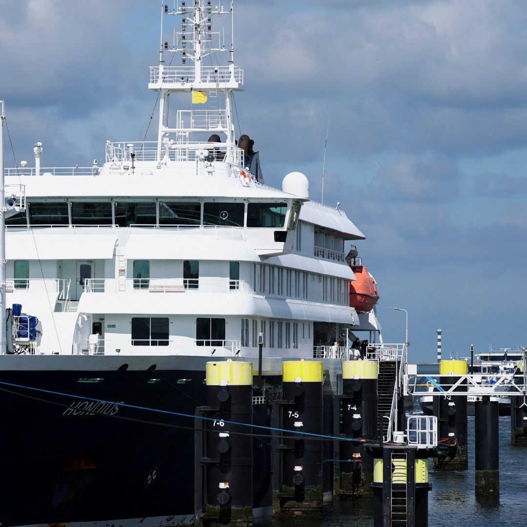 Crucero MV Hondius Afectado por Brote de Hantavirus Atraca en Róterdam para Desinfección.
