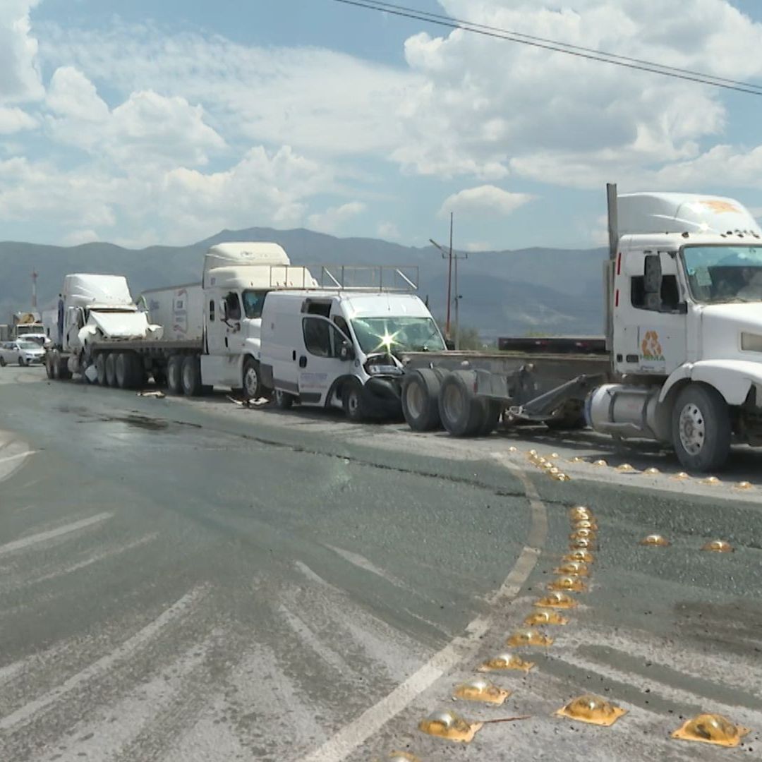 Tráiler se Queda sin Frenos y Choca Camioneta de Pasajeros en Saltillo