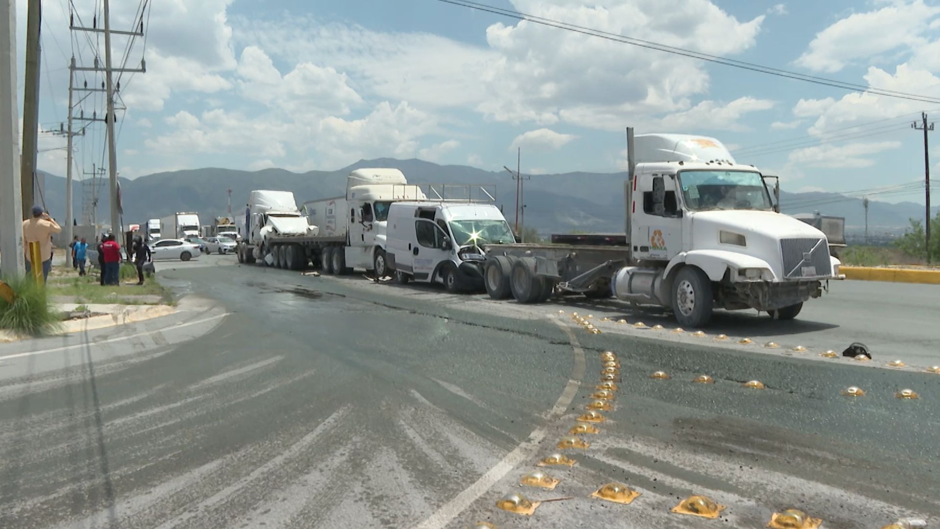 Tráiler se Queda sin Frenos y Choca Camioneta de Pasajeros en Saltillo