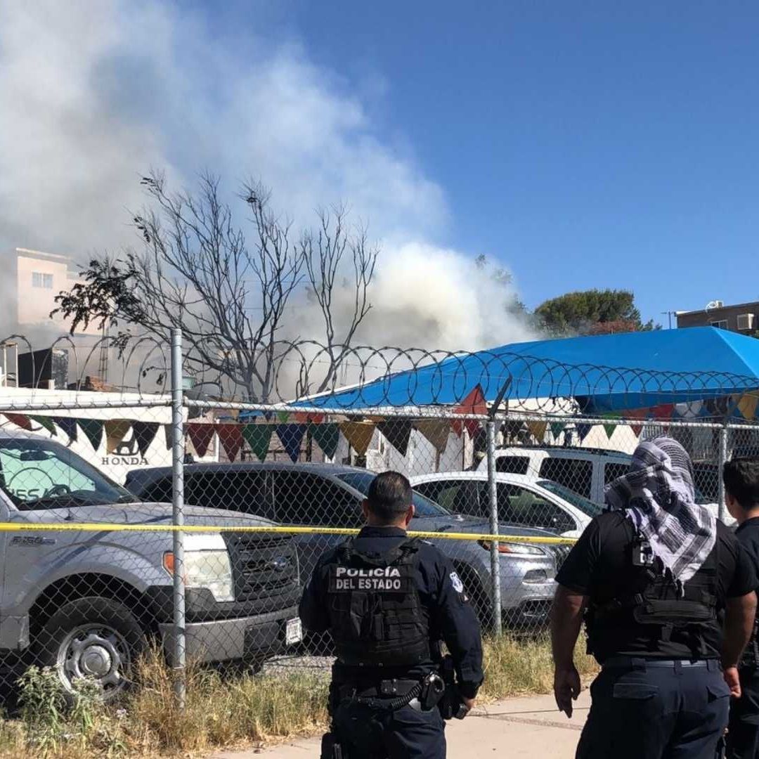 Corto Circuito Provoca Incendio en Lote Autos al Sur de la Ciudad de Chihuahua