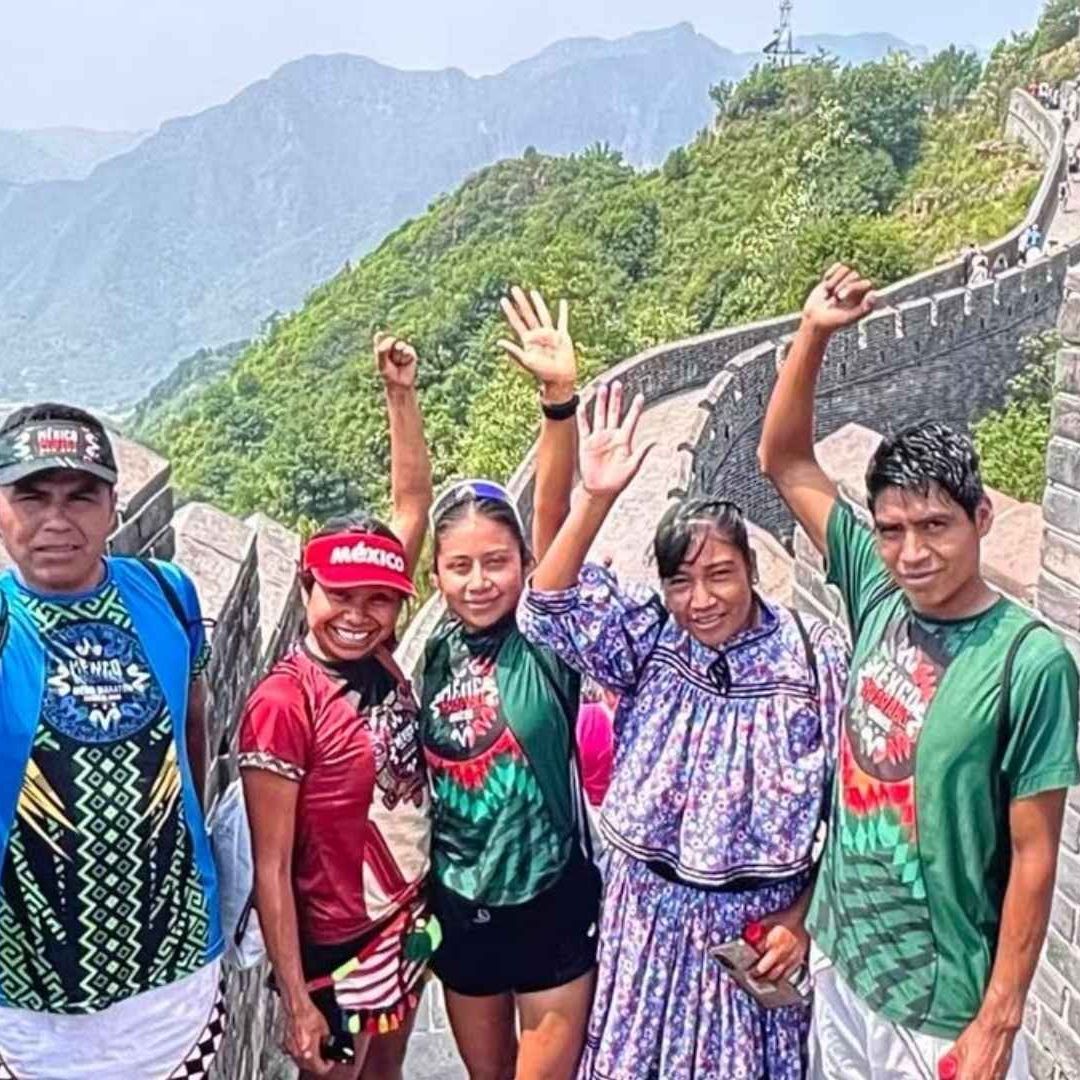 Corredores Rarámuri de Chihuahua Triunfan en el Maratón de la Gran Muralla China 2026