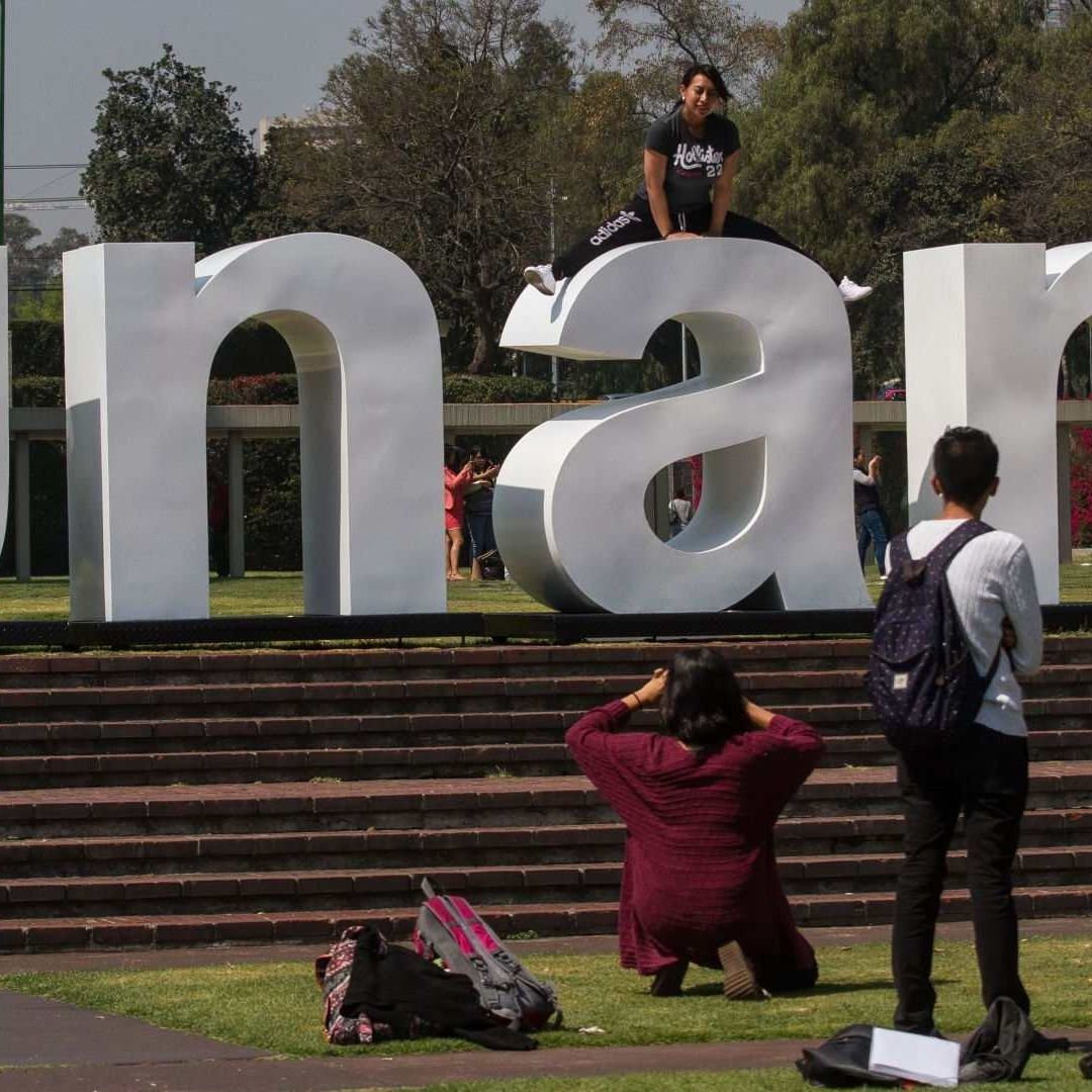 Estudiantes en logo UNAM. Cómo y Dónde Entrar a Examen Simulador UNAM 2026