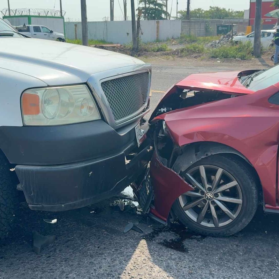 Conductor se Queda Dormido y Choca Camioneta en Carretera Medellín Veracruz Fraccionamiento Arboledas San Ramón