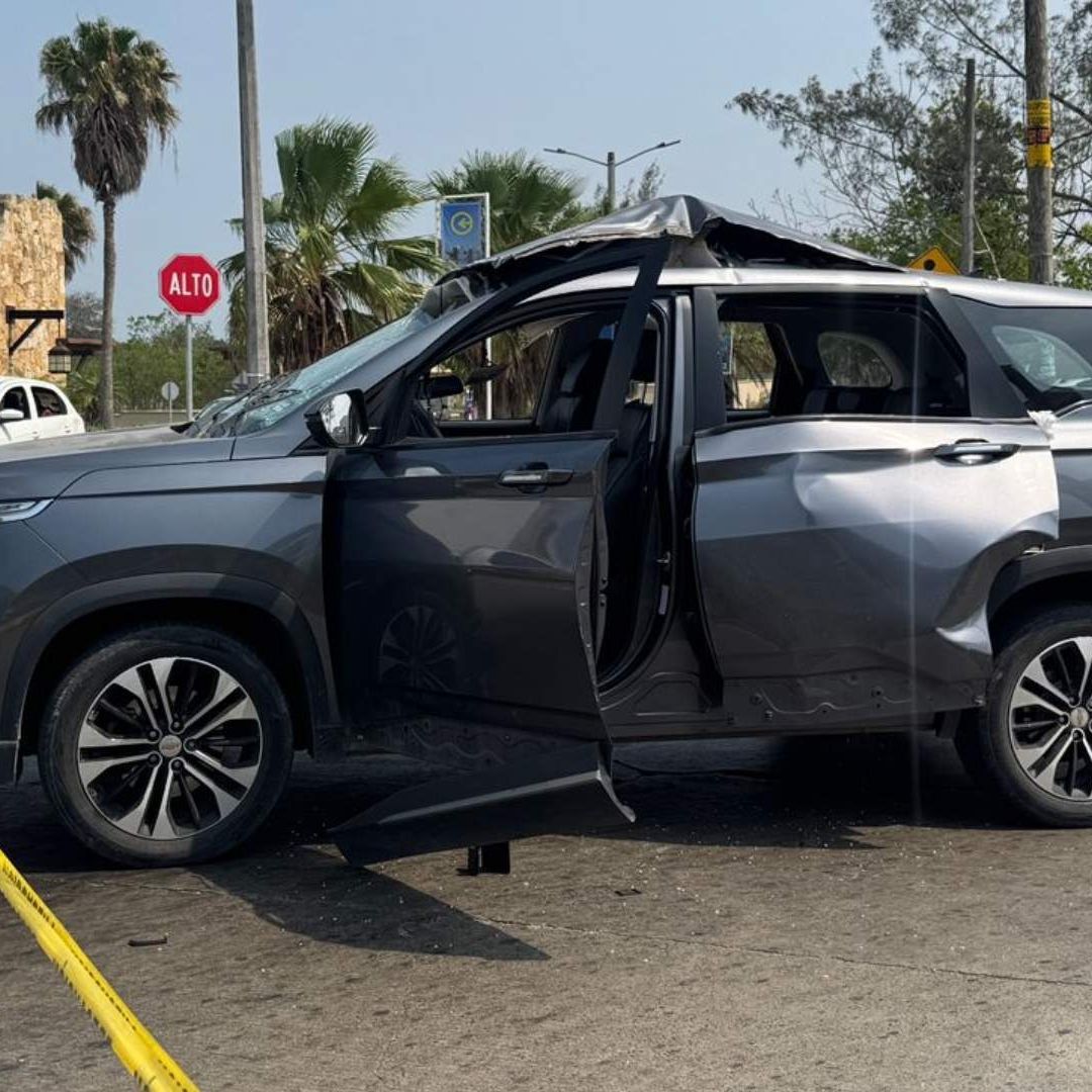 camioneta destruída por explosión de tanque de gas en su interior.