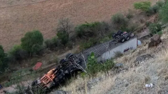 El chofer perdió el control y salió del camino. Foto: X @Gposiadeoficial