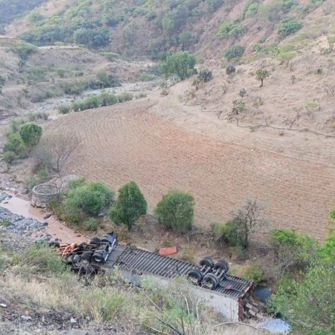 Cierre en Autopista Cuacnopalan Oaxaca por Accidente Tráiler Volcado Caído en Barranco Profundo