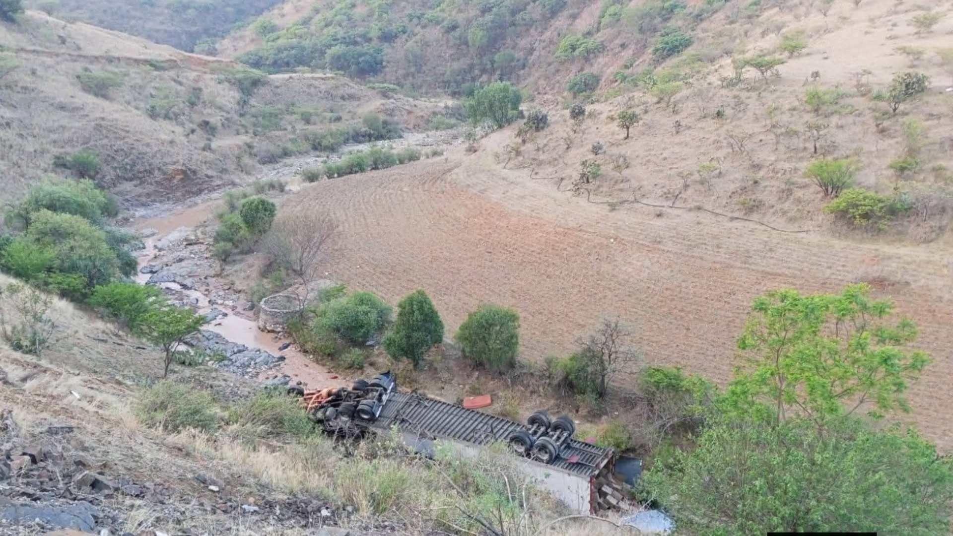 Cierre en Autopista Cuacnopalan Oaxaca por Accidente Tráiler Volcado Caído en Barranco Profundo