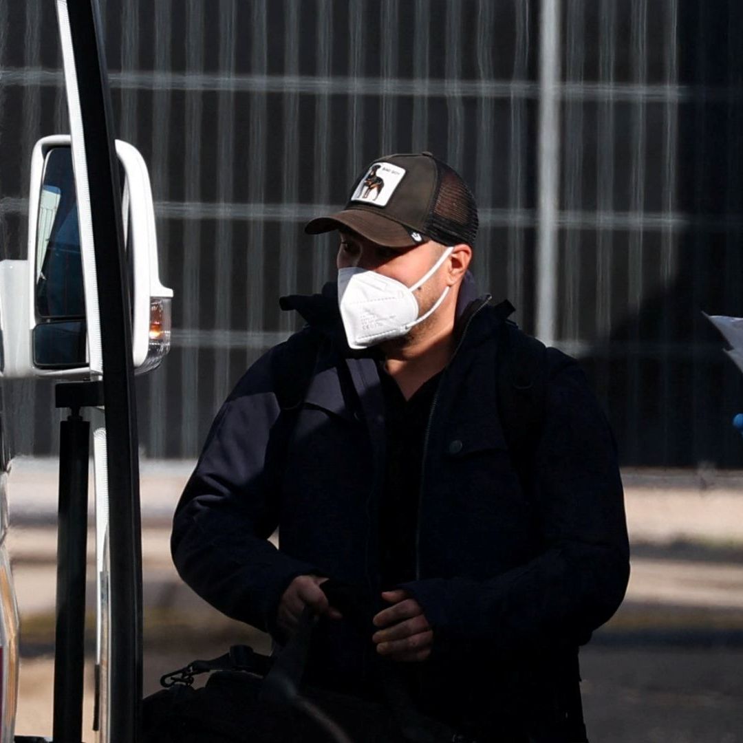 Personal con ropa protectora tras desembarcar del crucero MV Hondius, afectado por un brote de hantavirus. Foto: Reuters