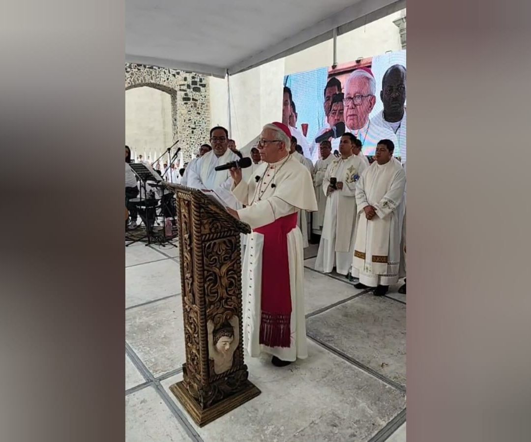 Obispo Ramón Castro da mensaje durante la XII Caminata por la Paz en Cuernavaca
