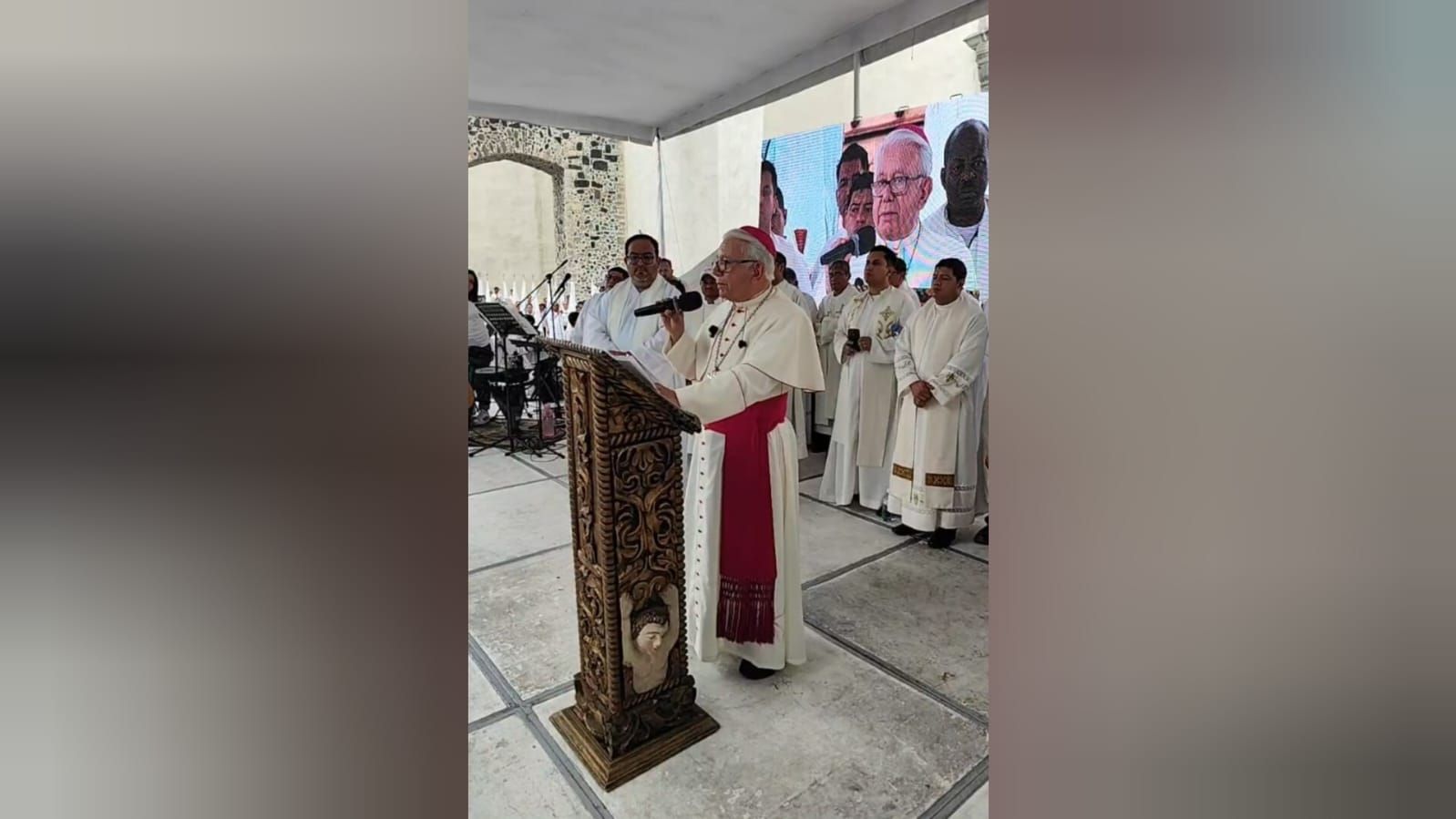 Obispo Ramón Castro da mensaje durante la XII Caminata por la Paz en Cuernavaca