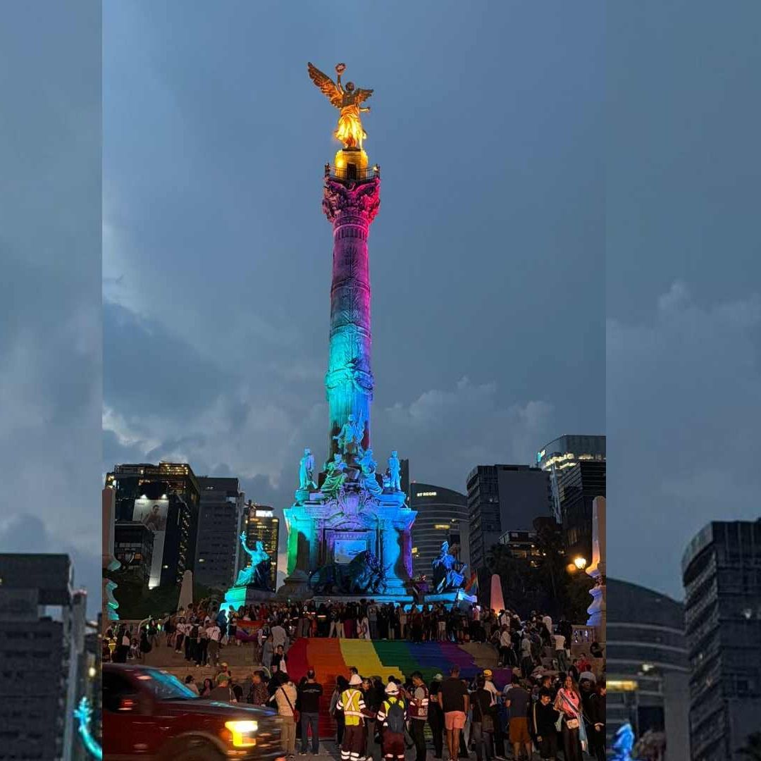 Ángel de la Independencia se Ilumina contra la Homofobia, la Transfobia. Foto: N+