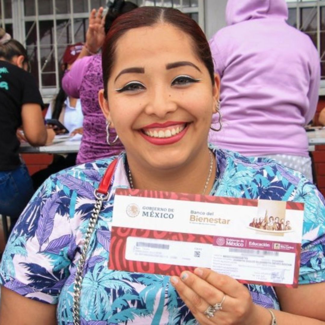 Mujer sostiene una Tarjeta del Bienestar. Qué documentos piden a papás para recoger Tarjeta de la Beca