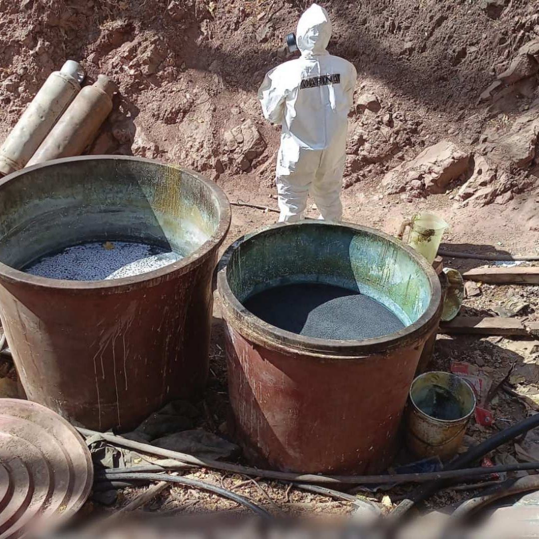 Autoridades federales desmantelaron cinco laboratorios clandestinos para la elaboración de drogas sintéticas y localizaron un terreno con metanfetamina.