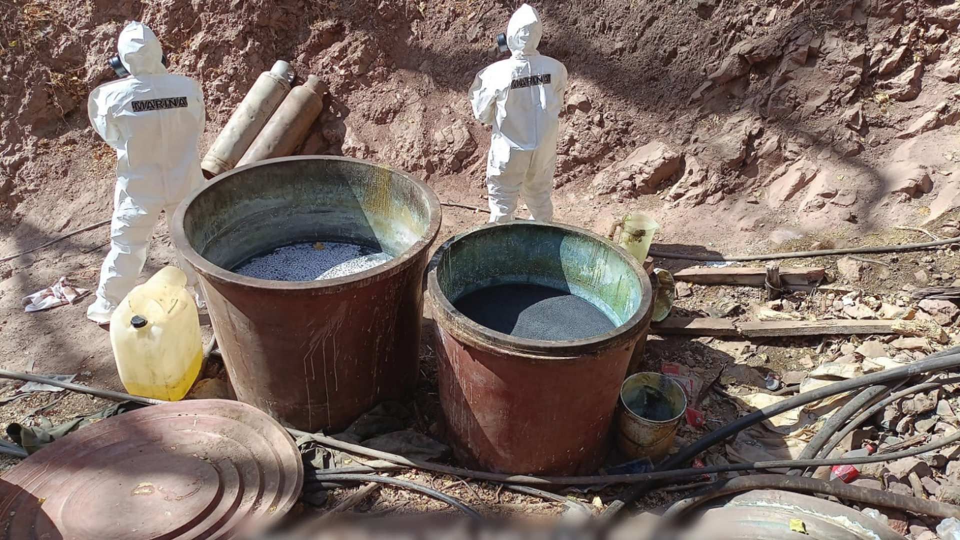 Autoridades federales desmantelaron cinco laboratorios clandestinos para la elaboración de drogas sintéticas y localizaron un terreno con metanfetamina.
