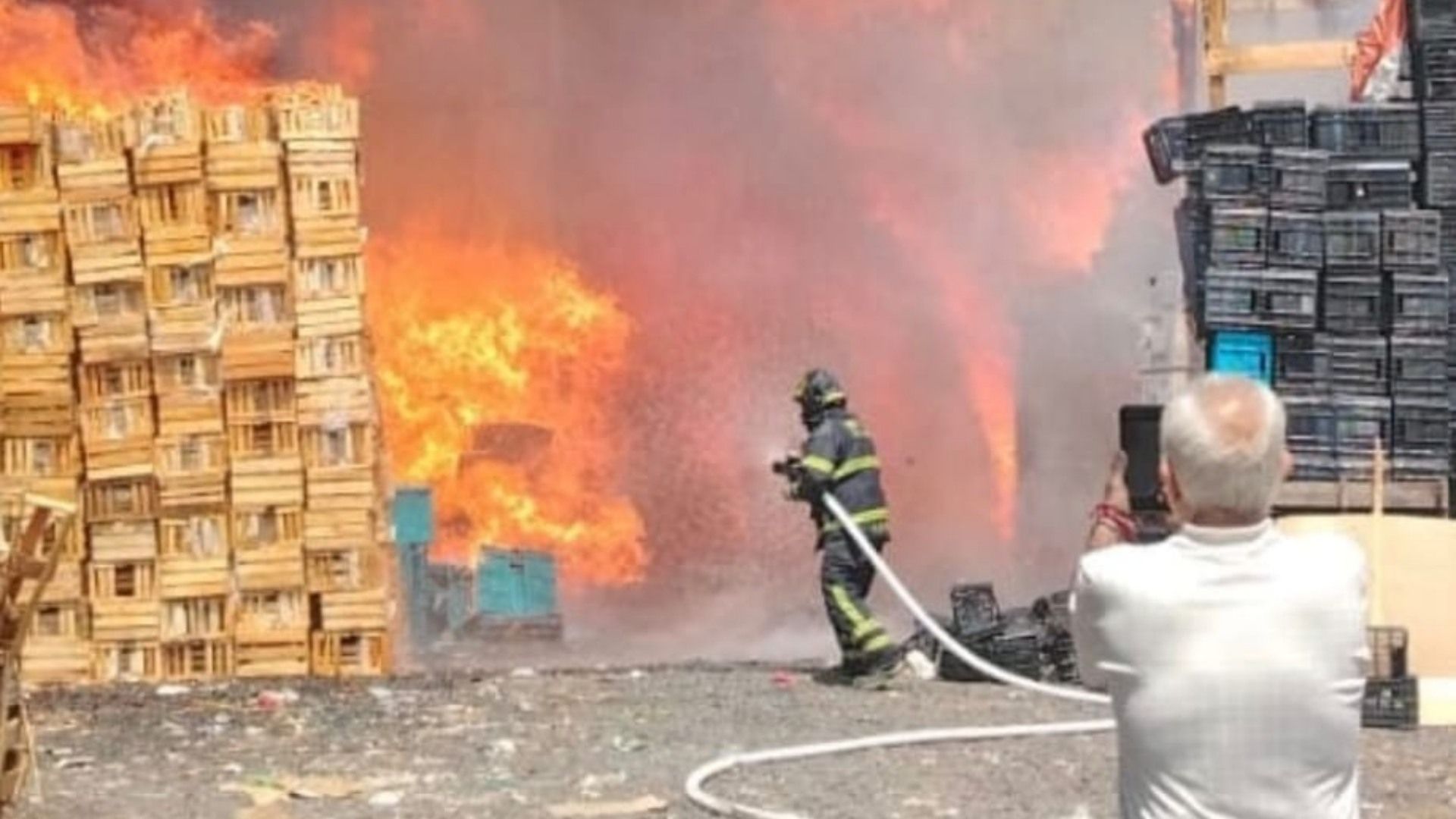 Fuerte Incendio en Iztapalapa Genera Movilización de Cuerpos de Emergencia