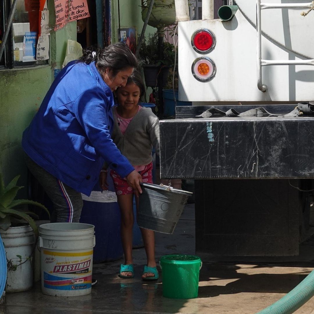 Hay restricción de suministro de agua en Topilejo por reparación de fuga de agua.