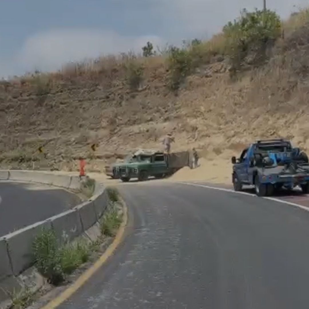 Accidente Volcadura de Tráiler con Aserrín en La Curva Autopista Puebla Atlixco