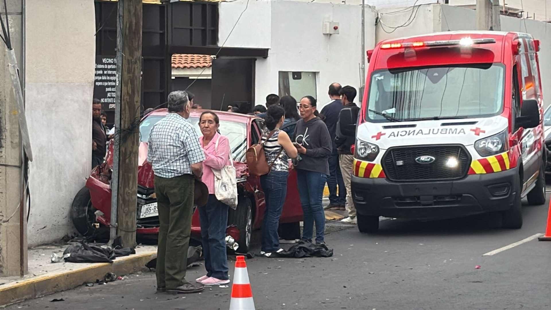 Accidente en Lomas de las Águilas Deja Un Motociclista y Un Peatón Lesionado. Foto: N+