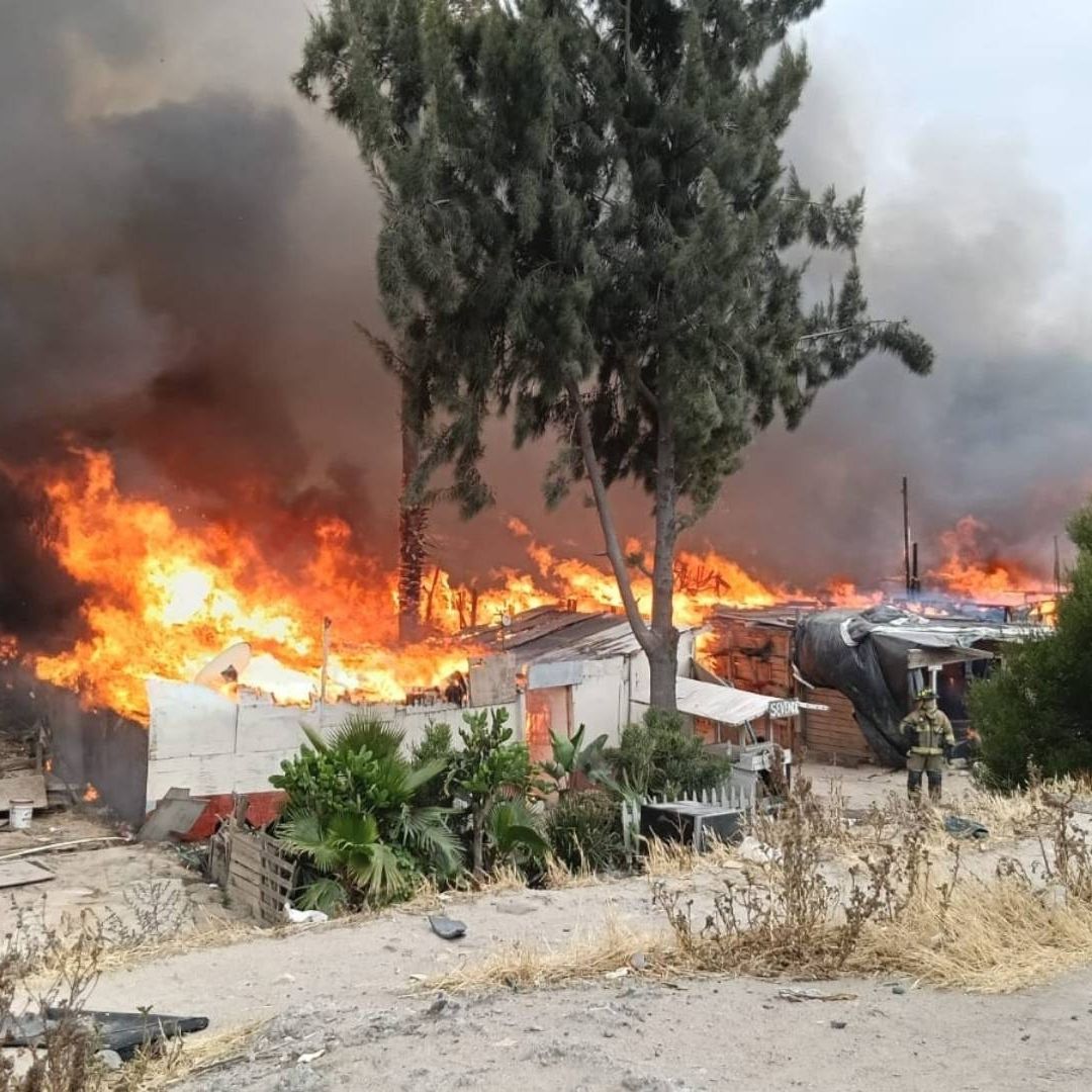 Fuerte Incendio Consume Veinte Casas en Vía Rápida Alamar en Tijuana