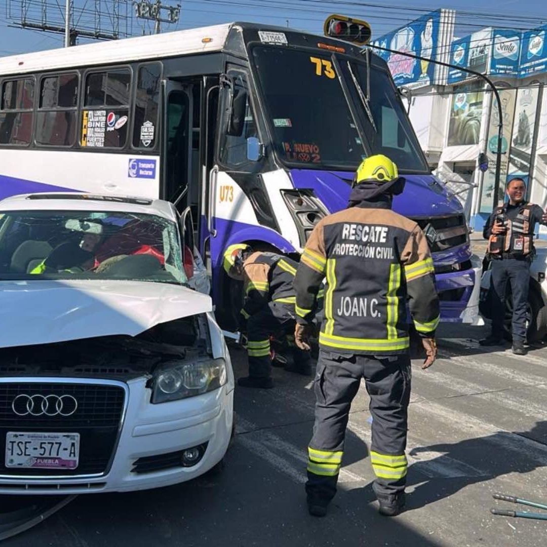 Accidente Microbús Transporte Público Automóvil Audi en la 4 Poniente y 37 Norte Puebla